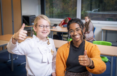 Leerlingen steken duim omhoog op school, Calvijn College Noordhoeklaan