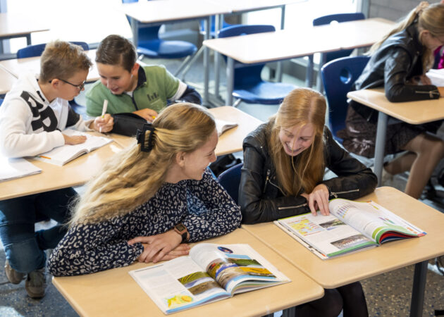 Leerlingen leren samen op het Calvijn College.